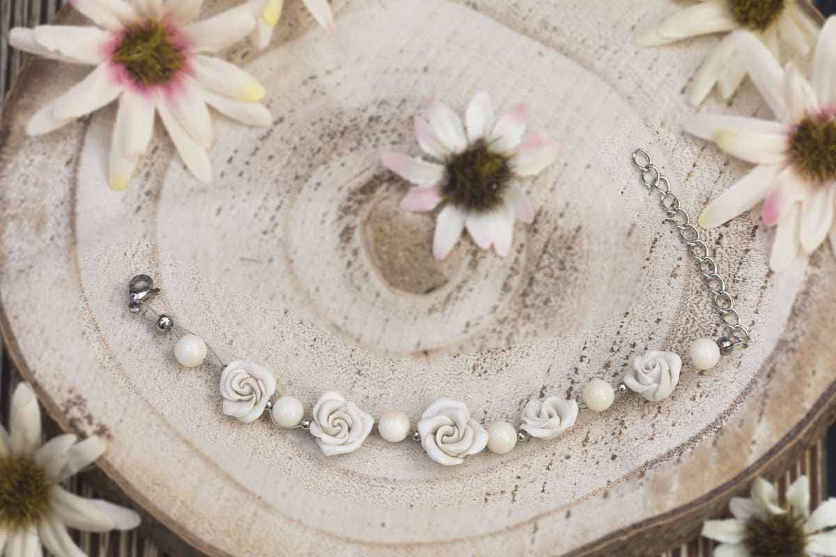 Bracciale con rose bianche