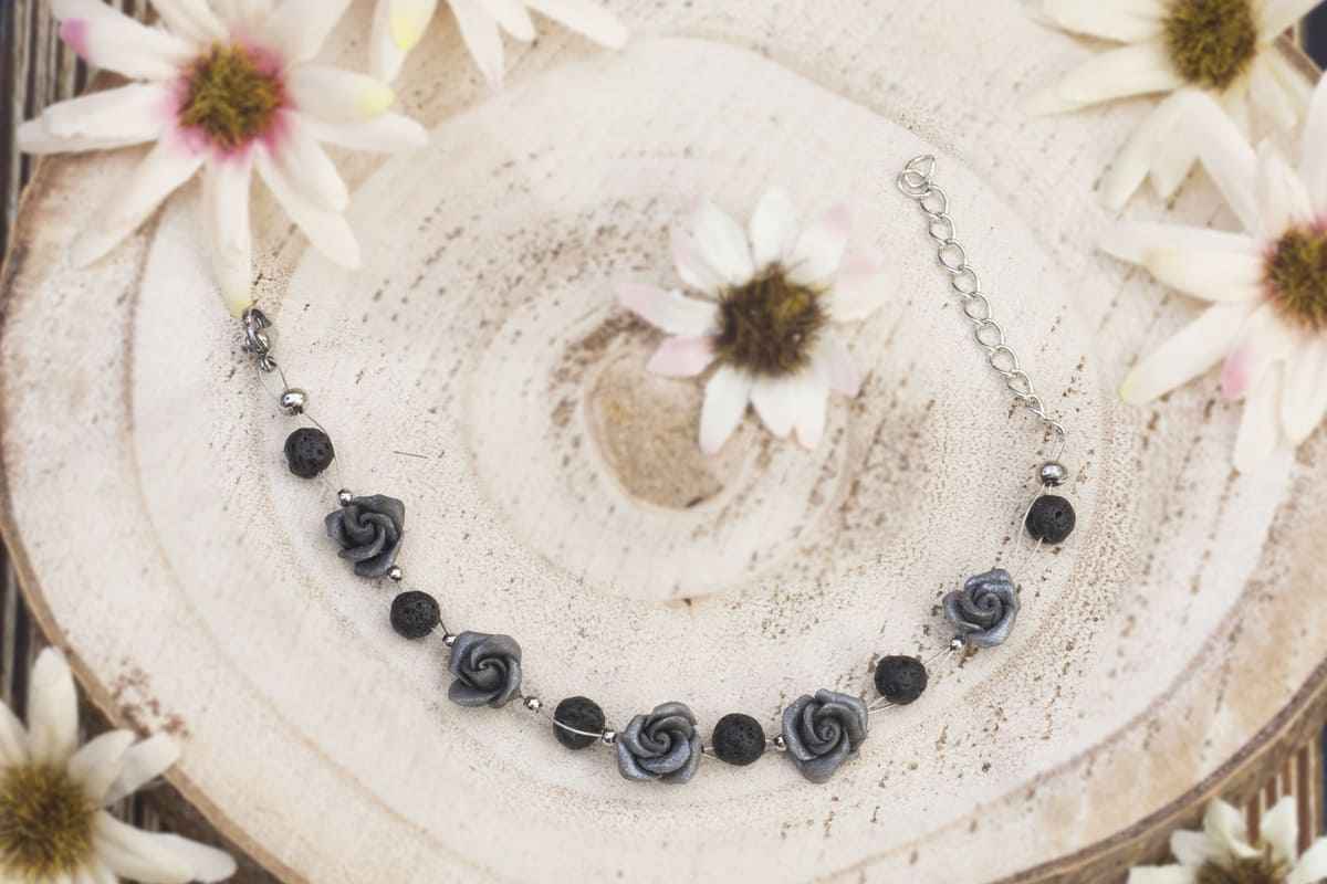 Bracciale con rose grigie