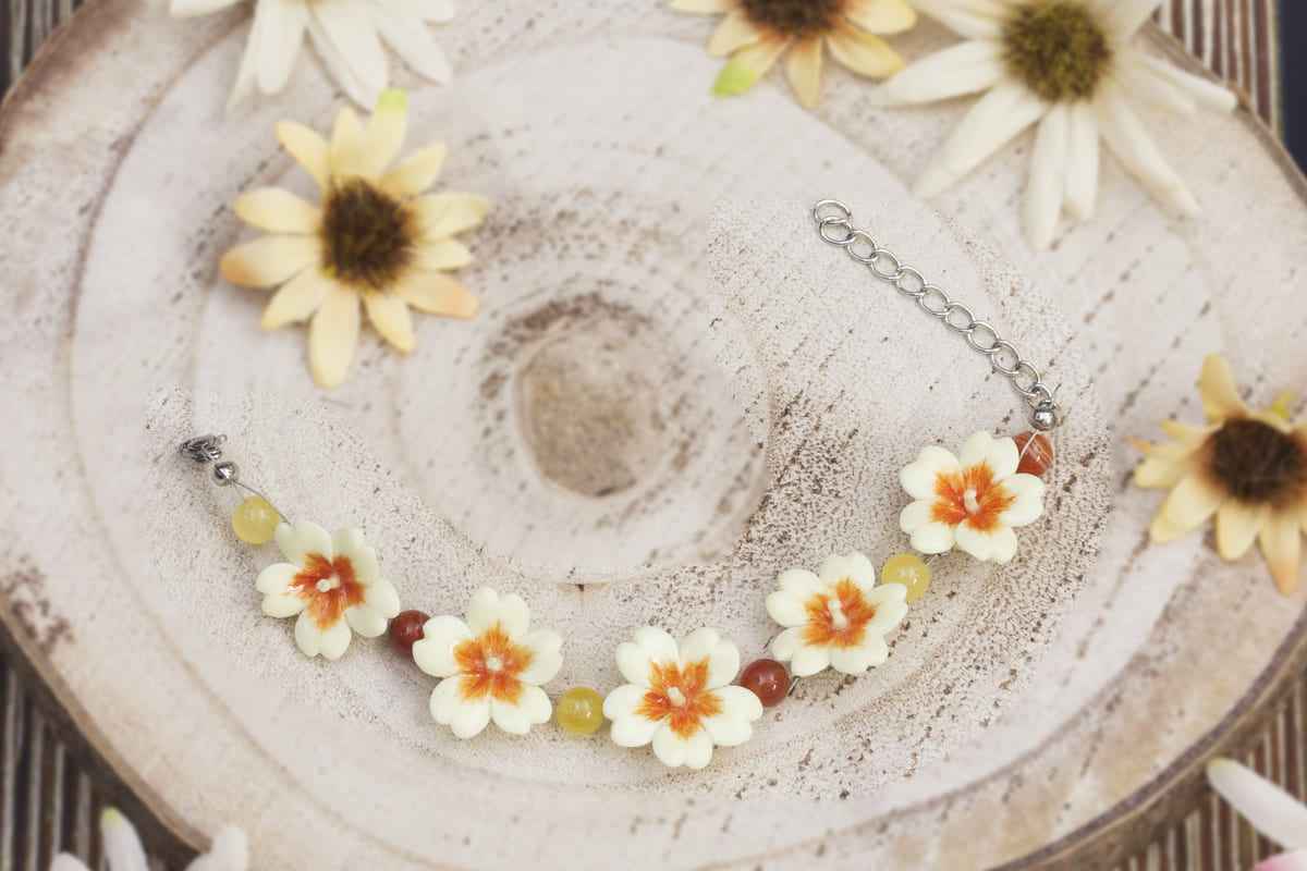 Bracciale con primule gialle