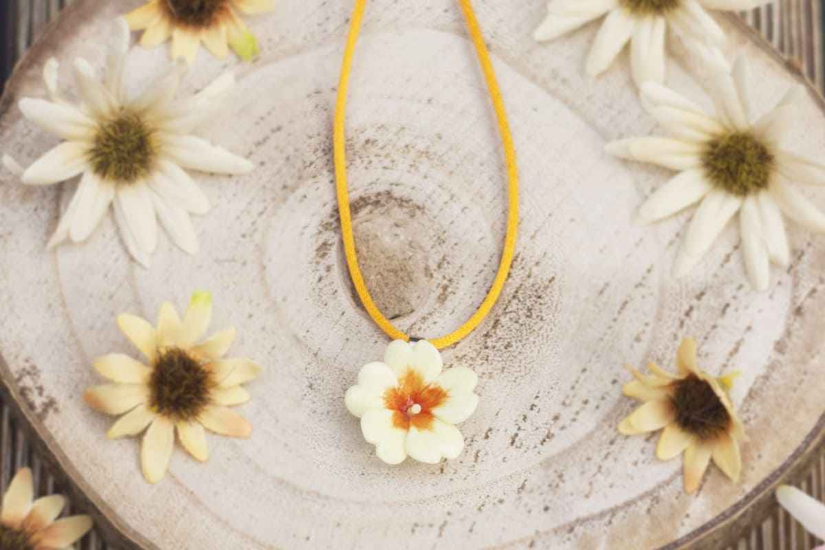 Collana ciondolo primula gialla