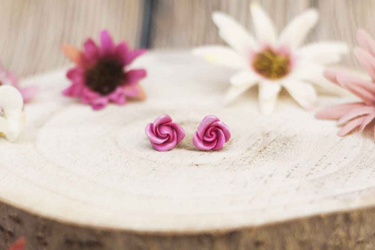 Orecchini a lobo con rose fucsia