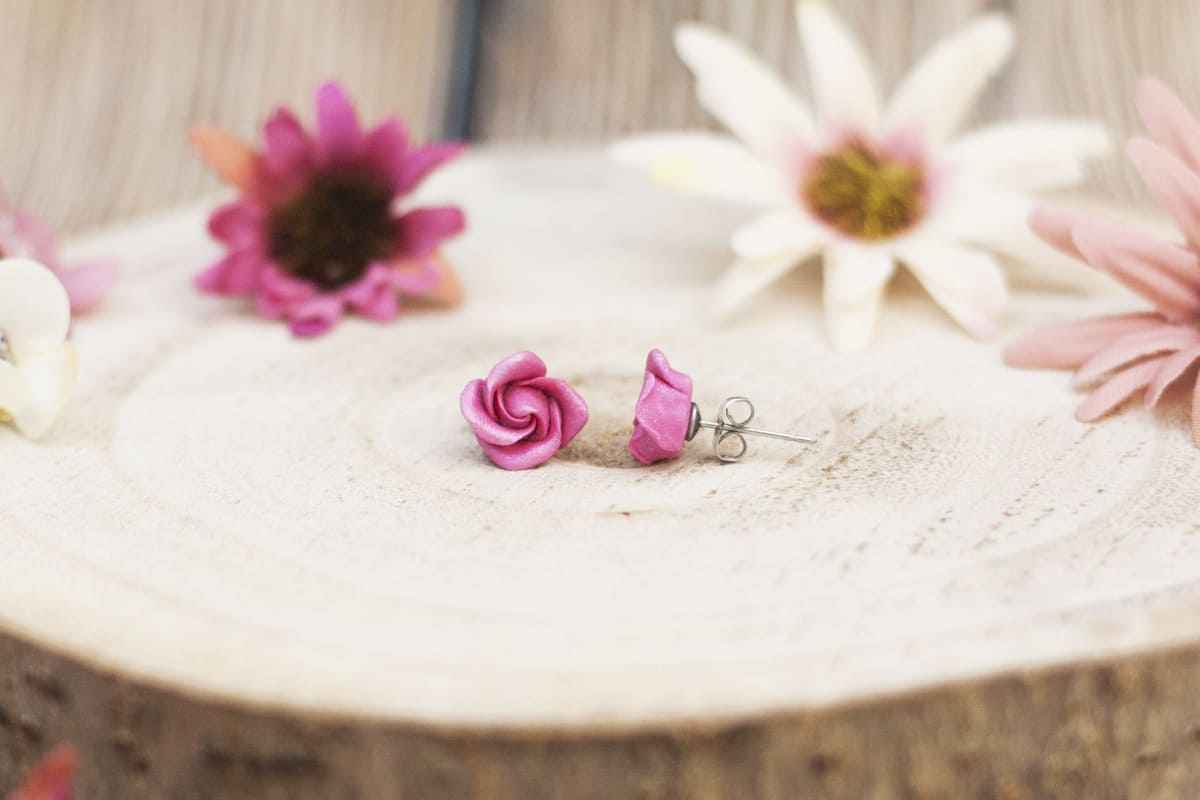 Orecchini a lobo con rose fucsia