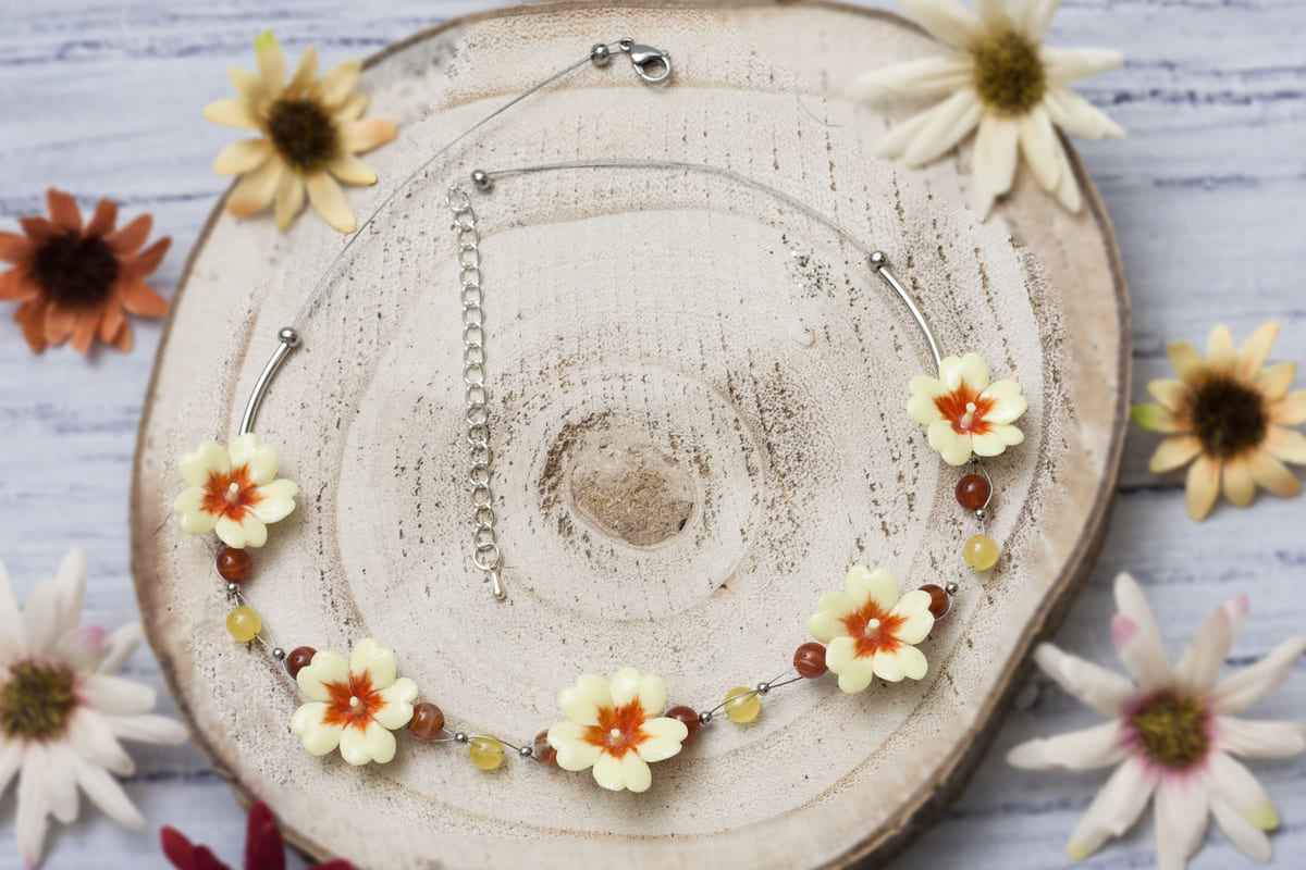 Collana girocollo con primule e pietre dure