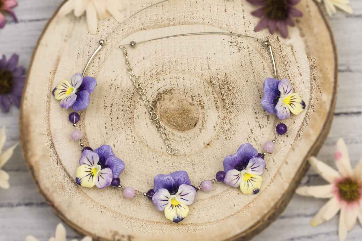 Collana girocollo con viole del pensiero lilla e pietre dure
