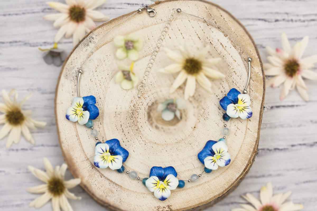 Collana girocollo con viole del pensiero azzurre e pietre dure