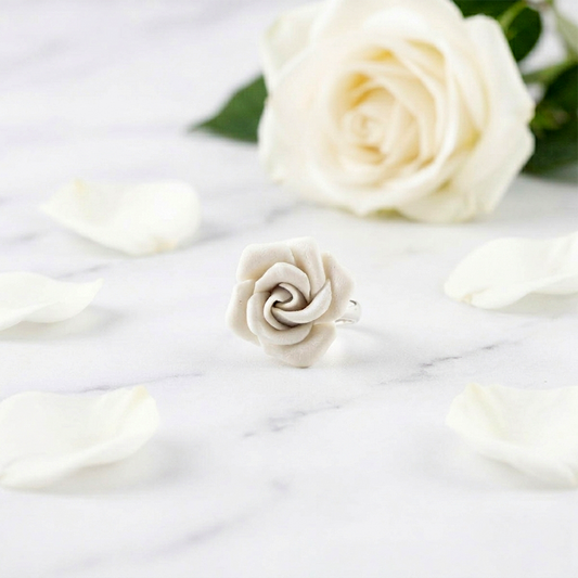 Anello con rosa bianca