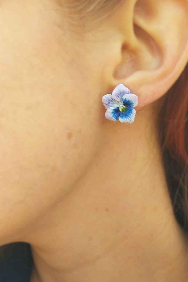 Orecchini a lobo con viole del pensiero viola