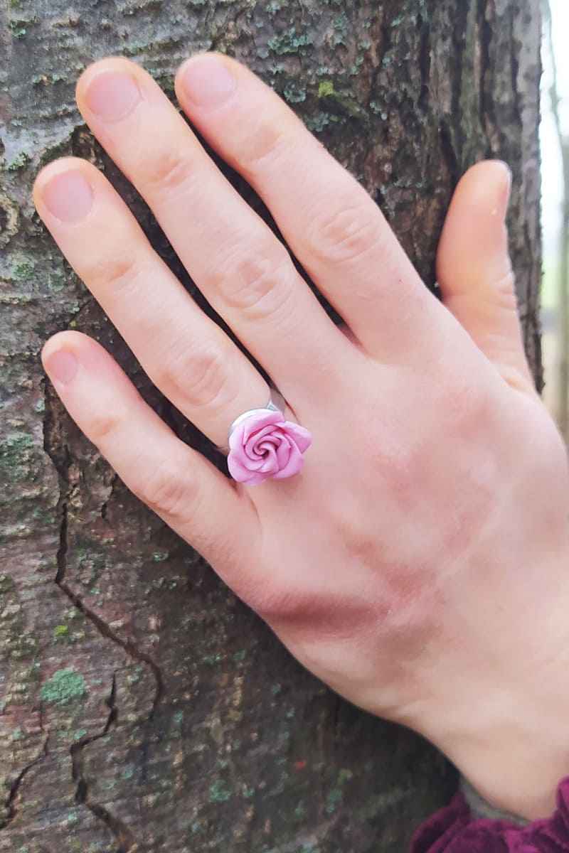 Anello con rosa rosa