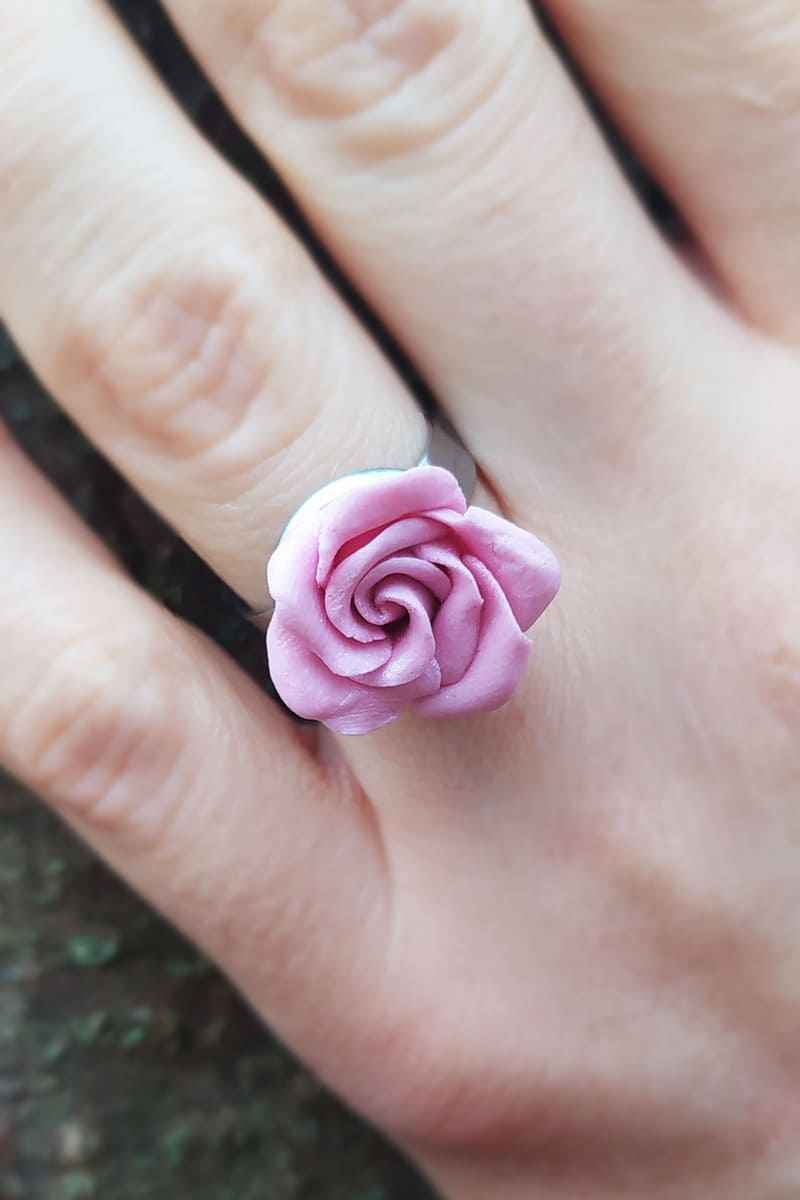 Anello con rosa rosa