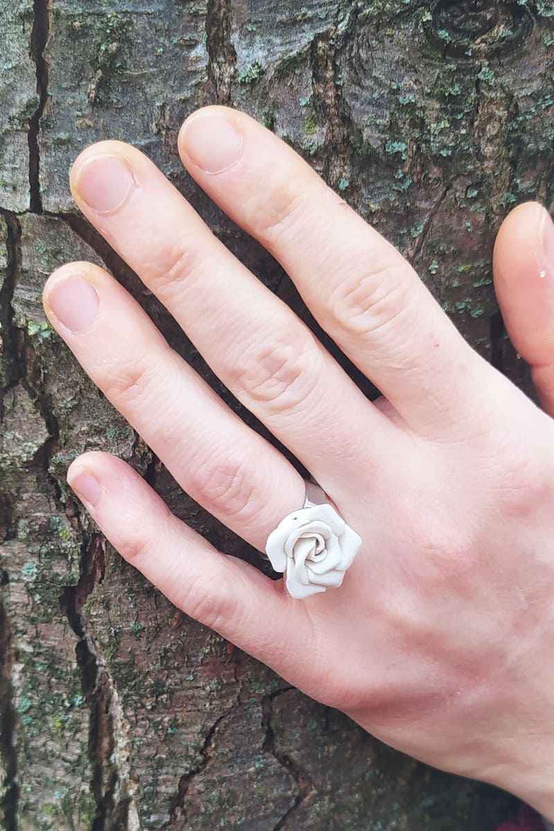 Anello con rosa bianca
