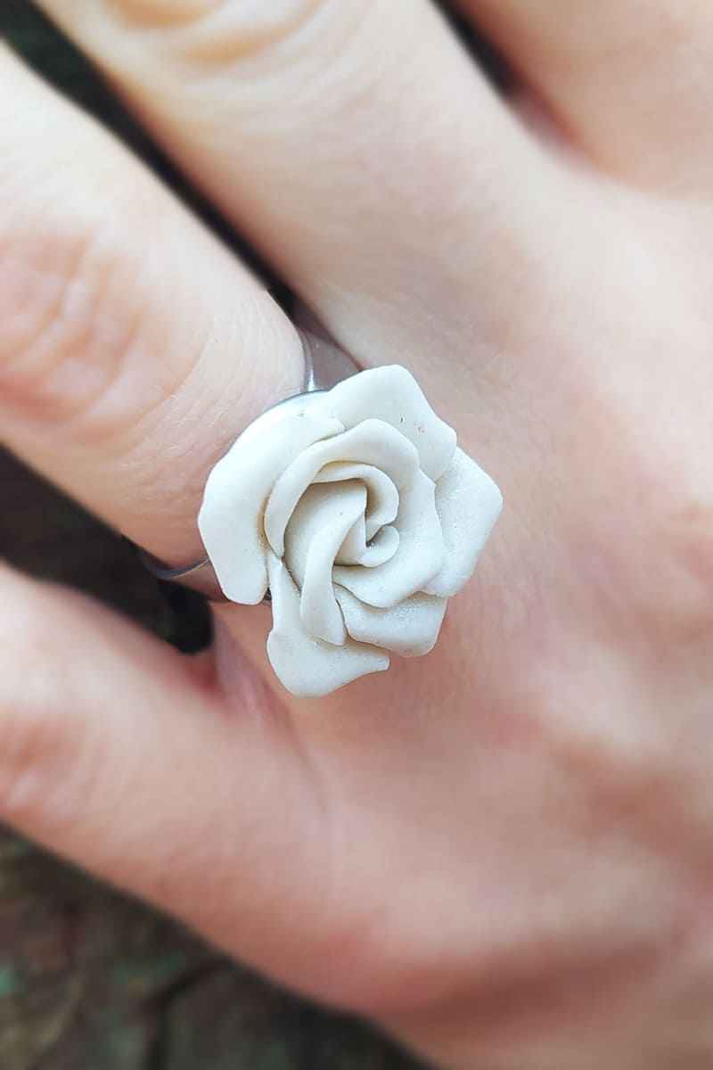 Anello con rosa bianca