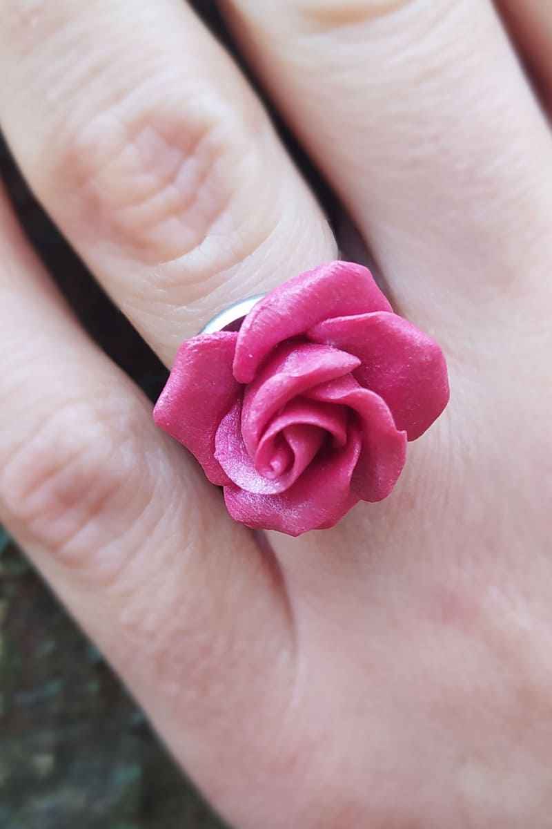 Anello con rosa rossa
