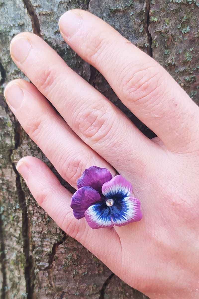 Anello con viola del pensiero fucsia