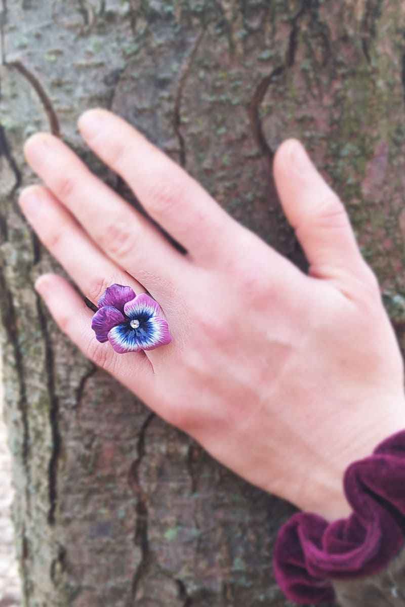 Anello con viola del pensiero fucsia