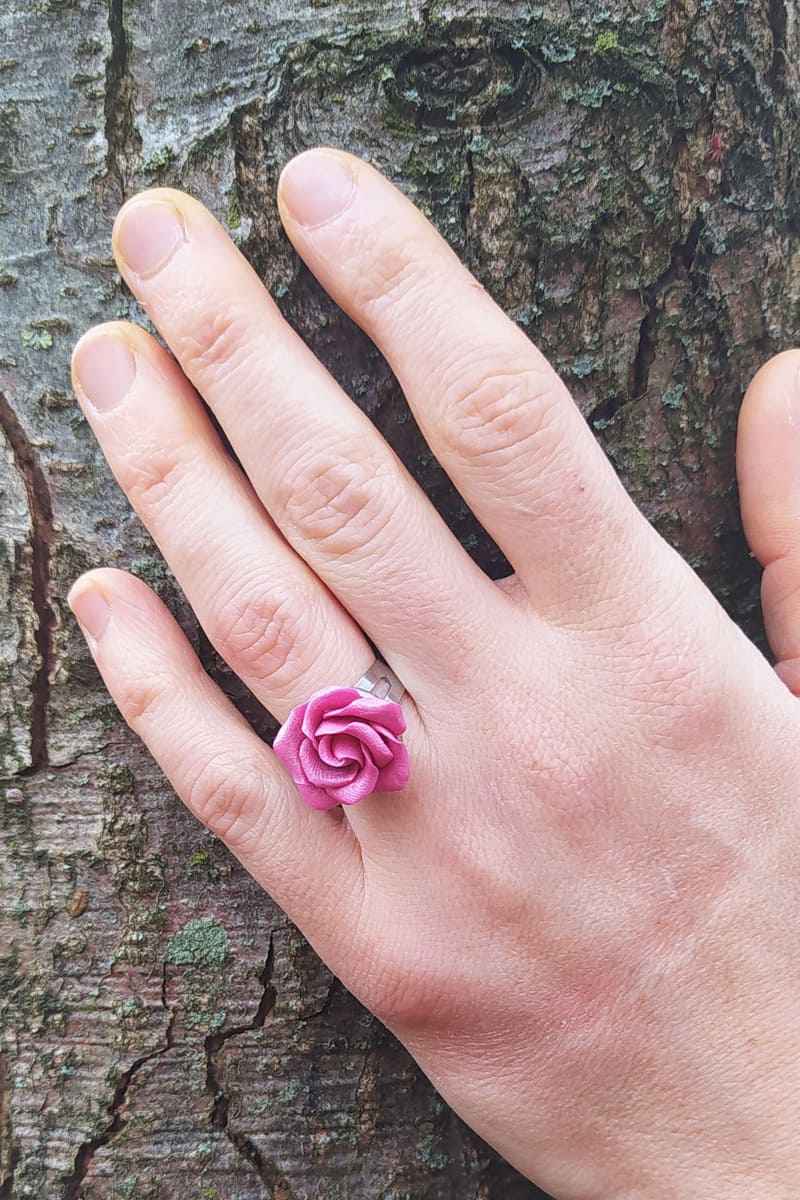 Anello con rosa fucsia