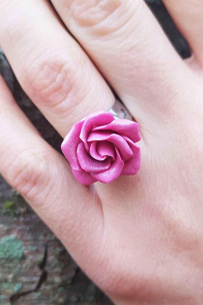 Anello con rosa fucsia
