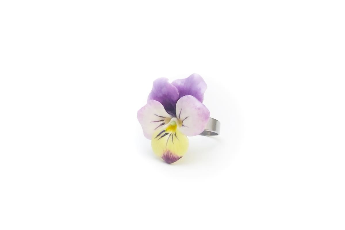 Anello con viola del pensiero lilla