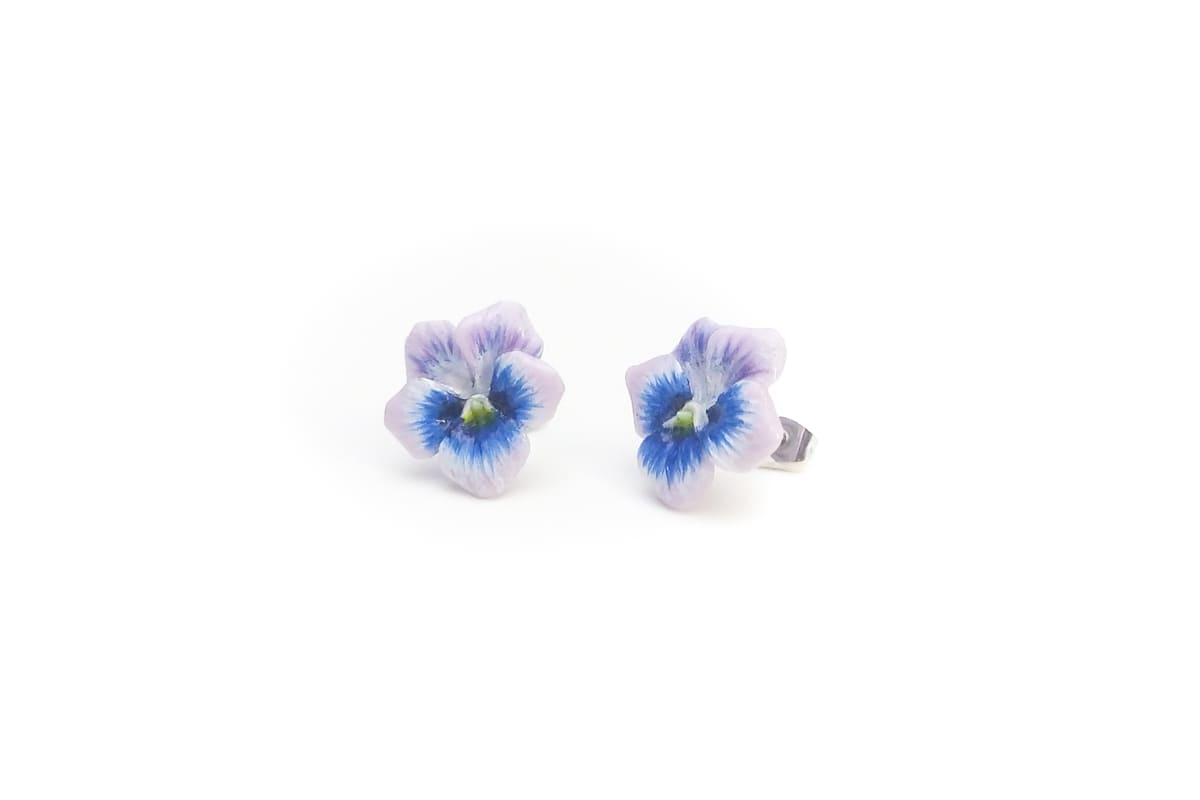 Orecchini a lobo con viole del pensiero viola