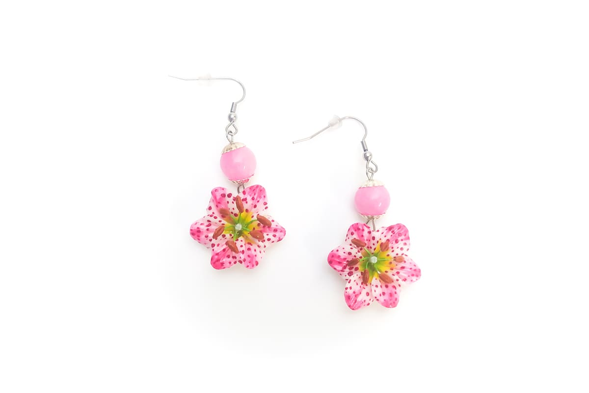 Orecchini pendenti con gigli bianchi e rosa e pietre dure