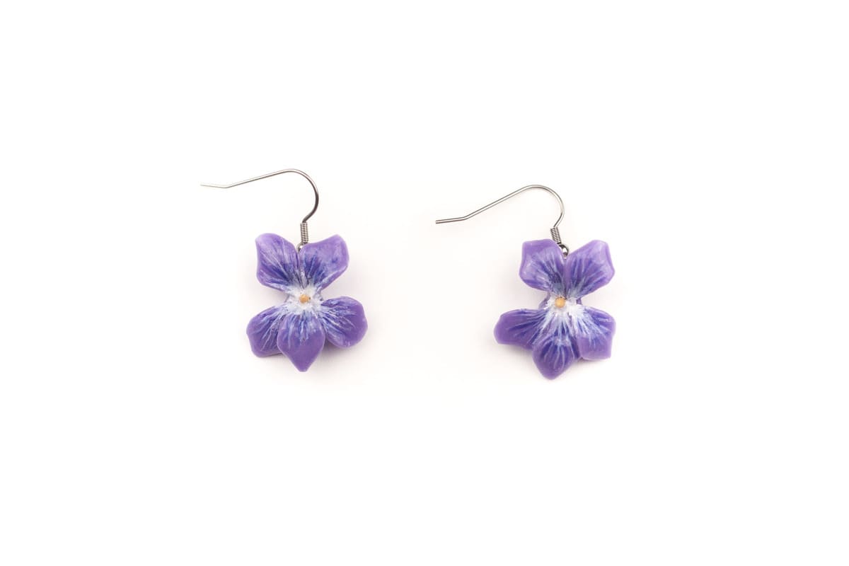 Orecchini pendenti con violette