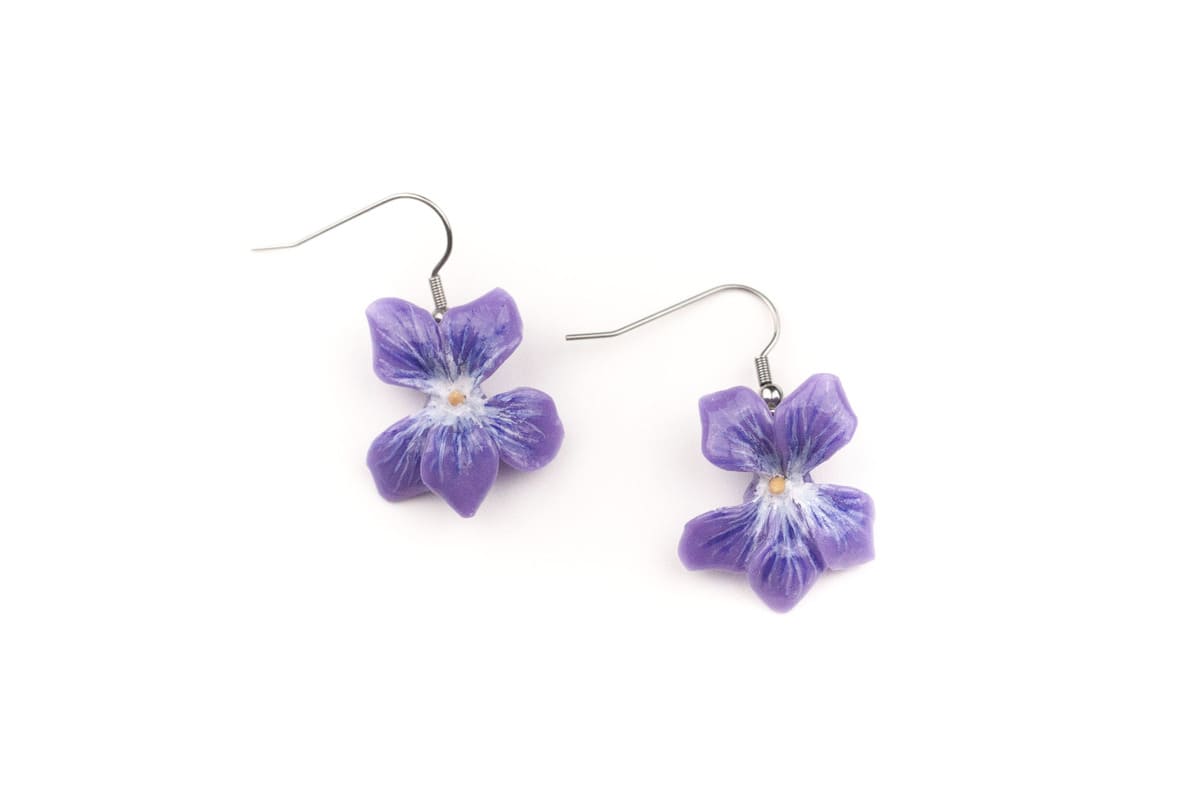 Orecchini pendenti con violette