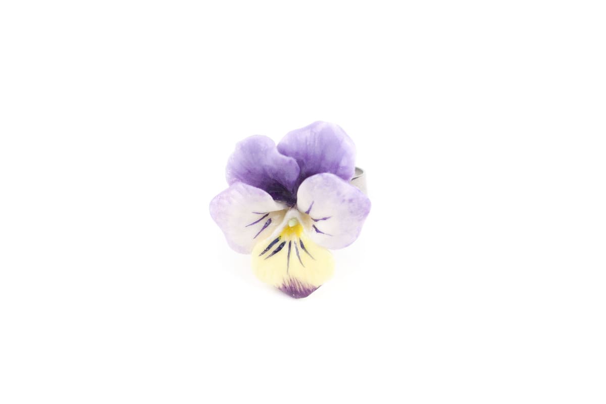 Anello con viola del pensiero lilla
