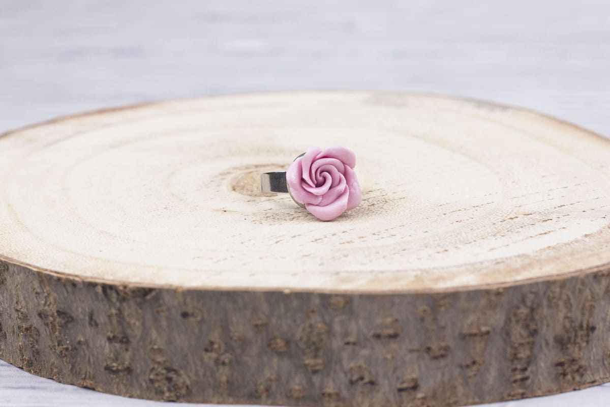 Anello con rosa rosa