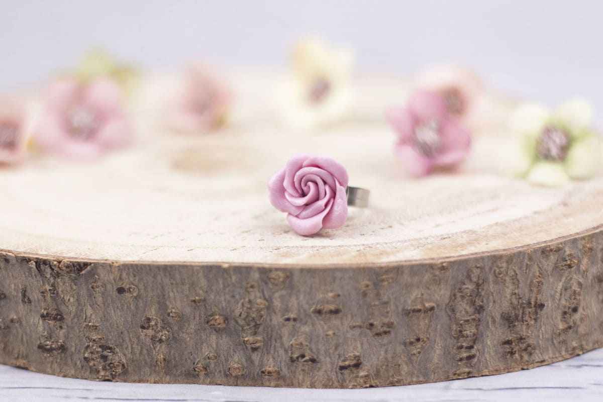 Anello con rosa rosa