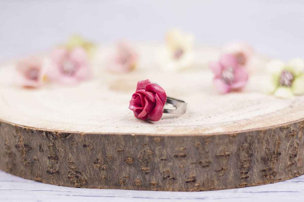 Anello con rosa rossa