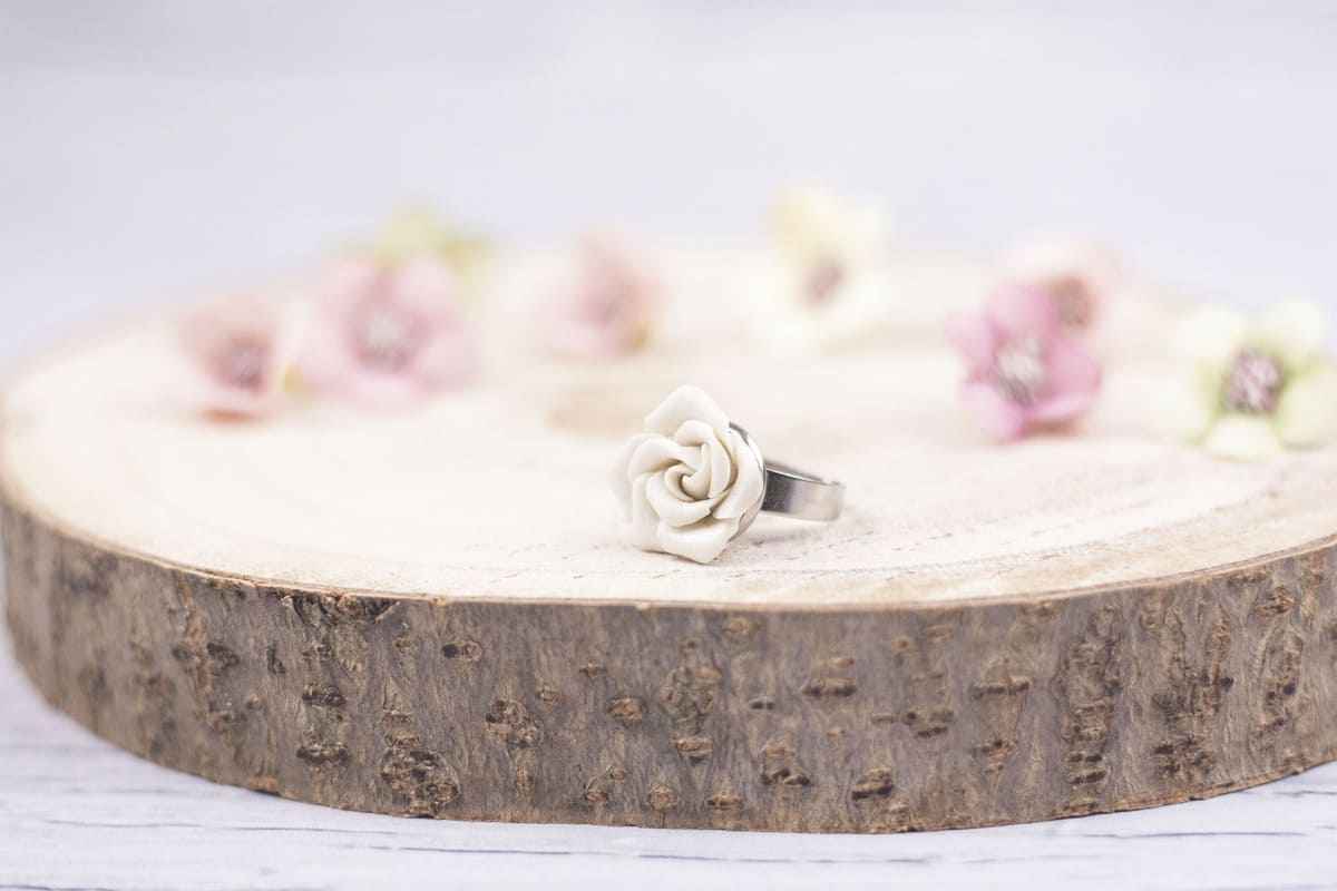 Anello con rosa bianca