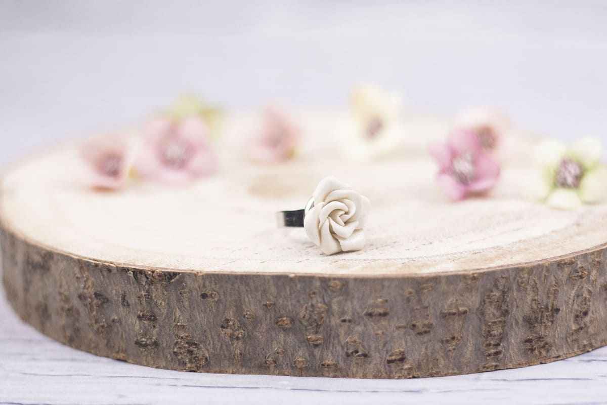 Anello con rosa bianca