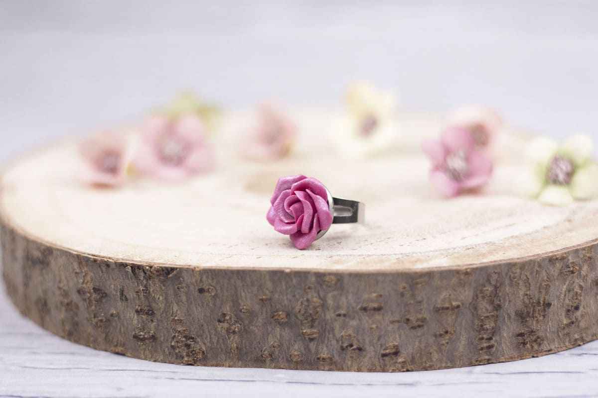 Anello con rosa fucsia