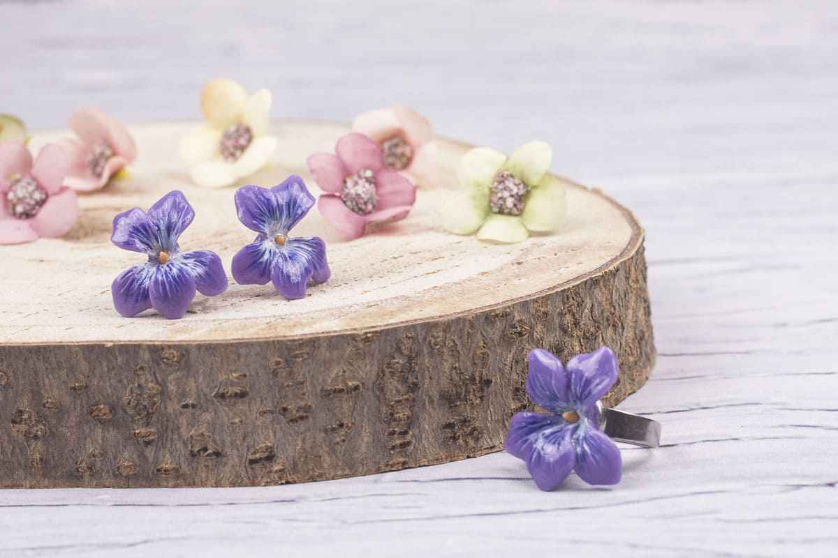 Orecchini a lobo con violette