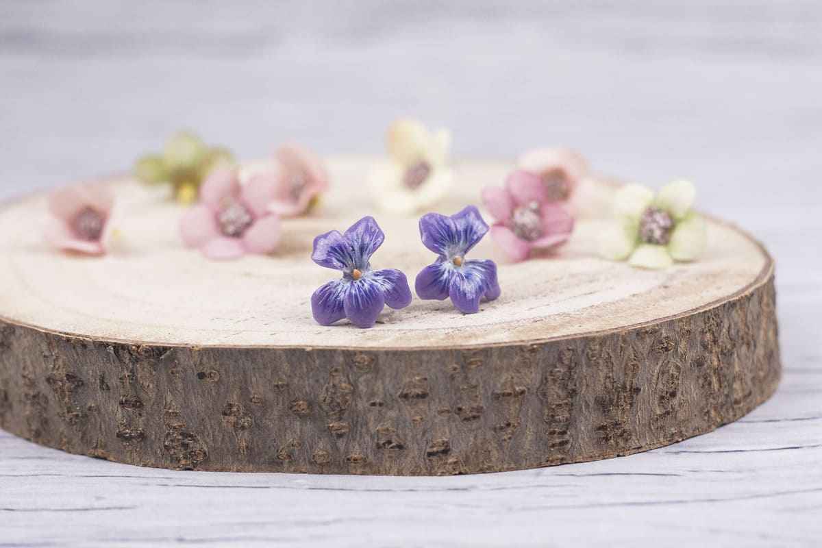 Orecchini a lobo con violette
