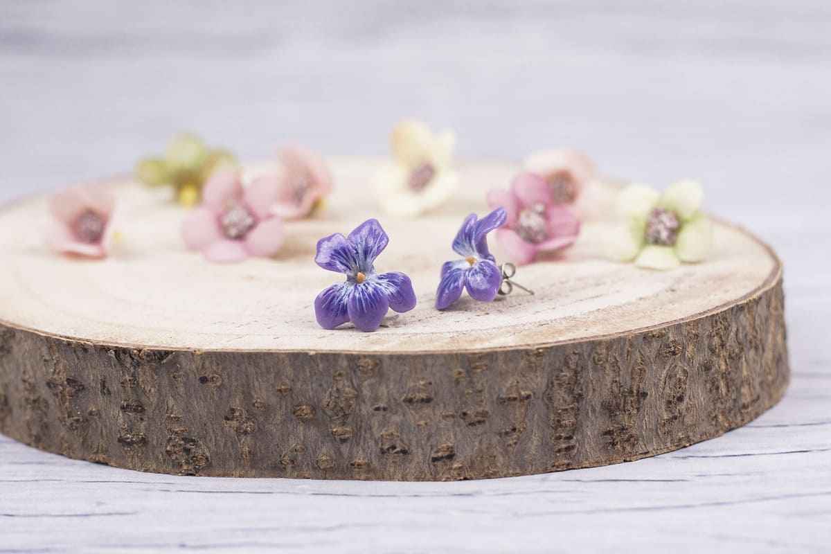 Orecchini a lobo con violette