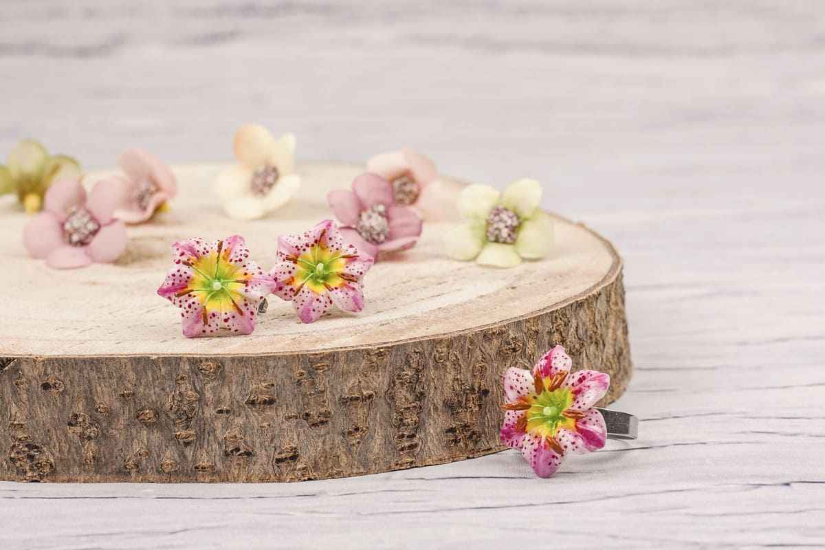 Orecchini a lobo con gigli bianchi e rosa