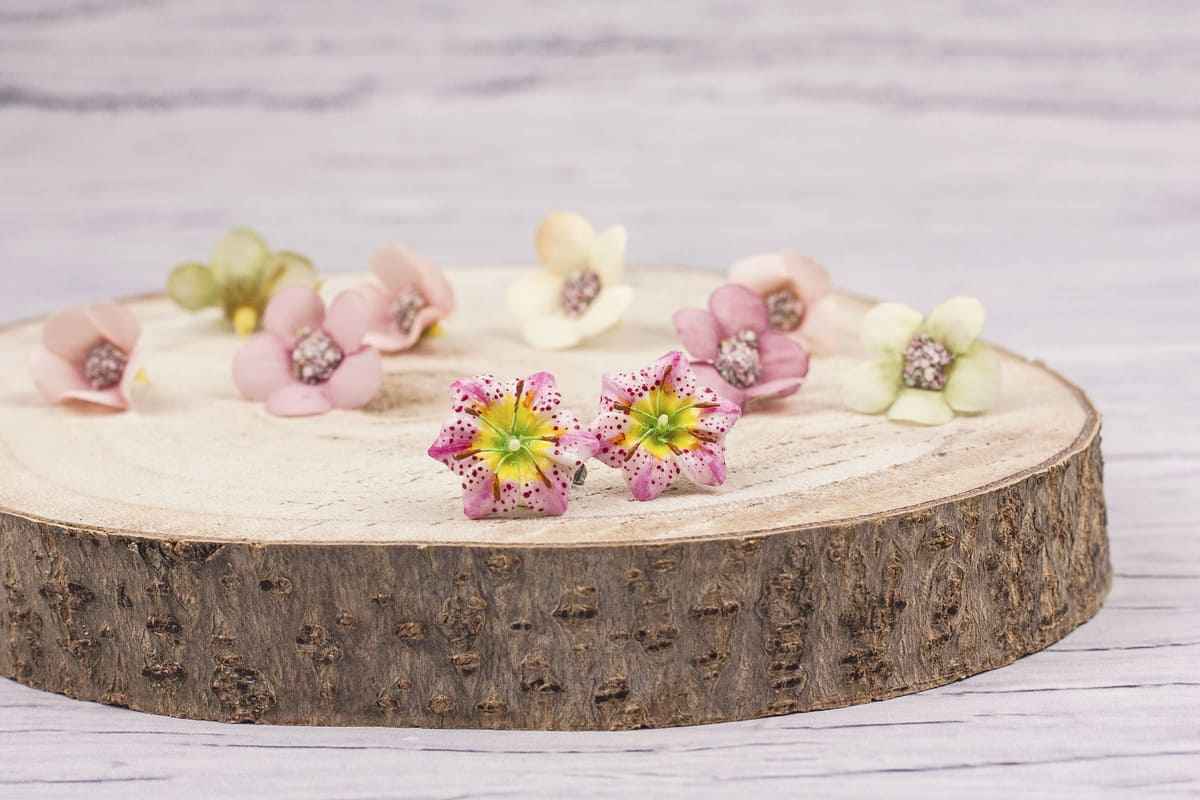 Orecchini a lobo con gigli bianchi e rosa