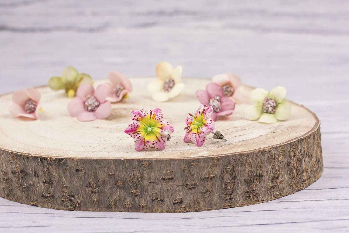 Orecchini a lobo con gigli bianchi e rosa