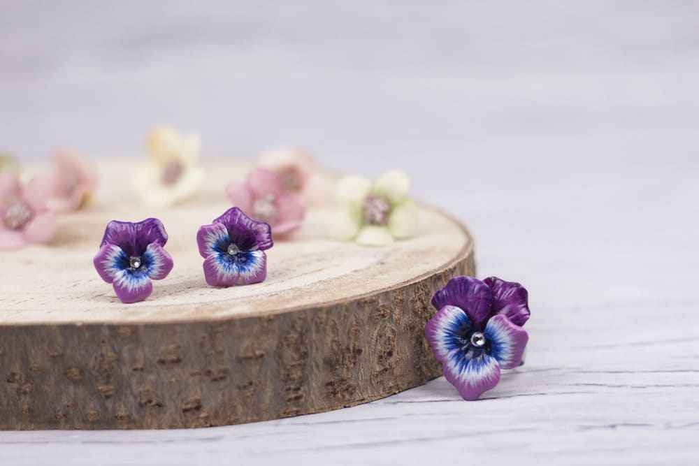 Orecchini a lobo con viole del pensiero fucsia