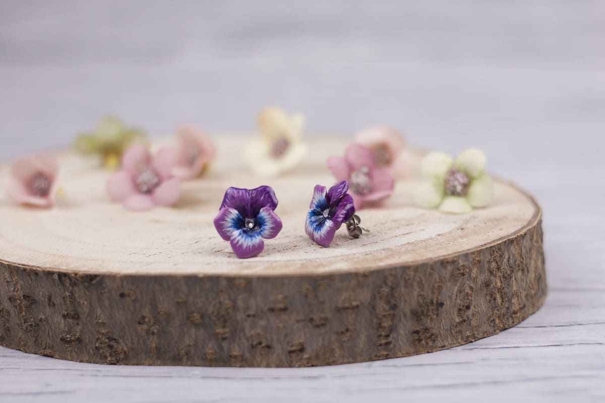 Orecchini a lobo con viole del pensiero fucsia