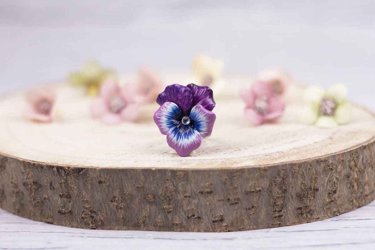 Anello con viola del pensiero fucsia