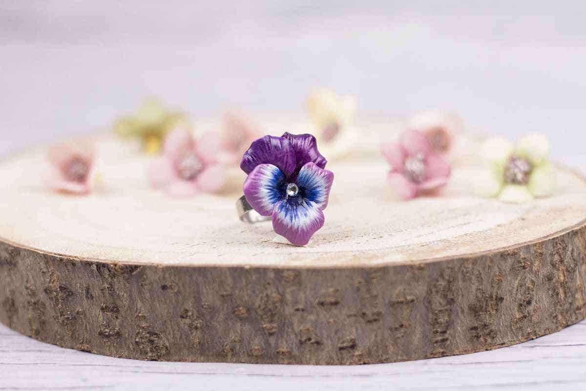 Anello con viola del pensiero fucsia
