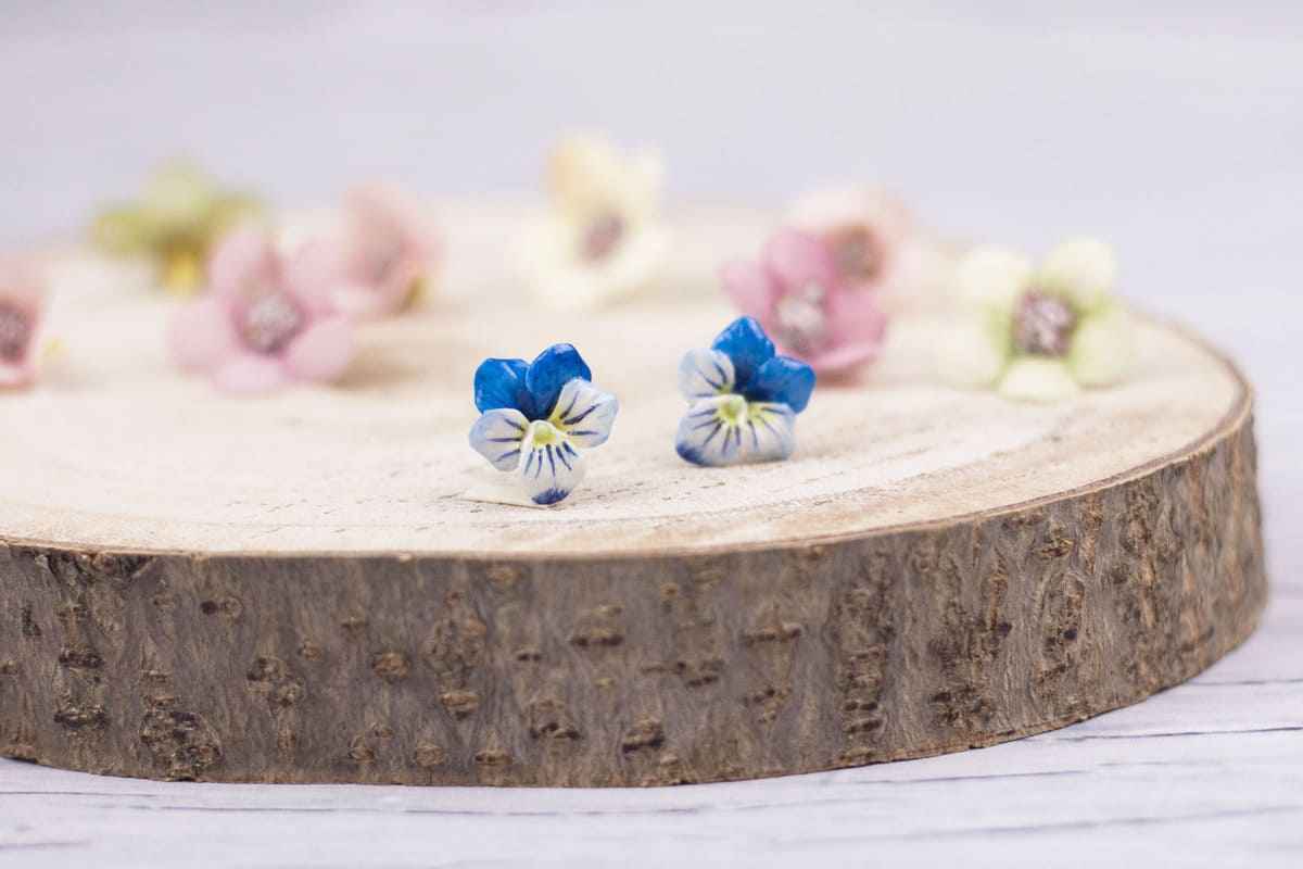 Orecchini a lobo con viole del pensiero azzurre