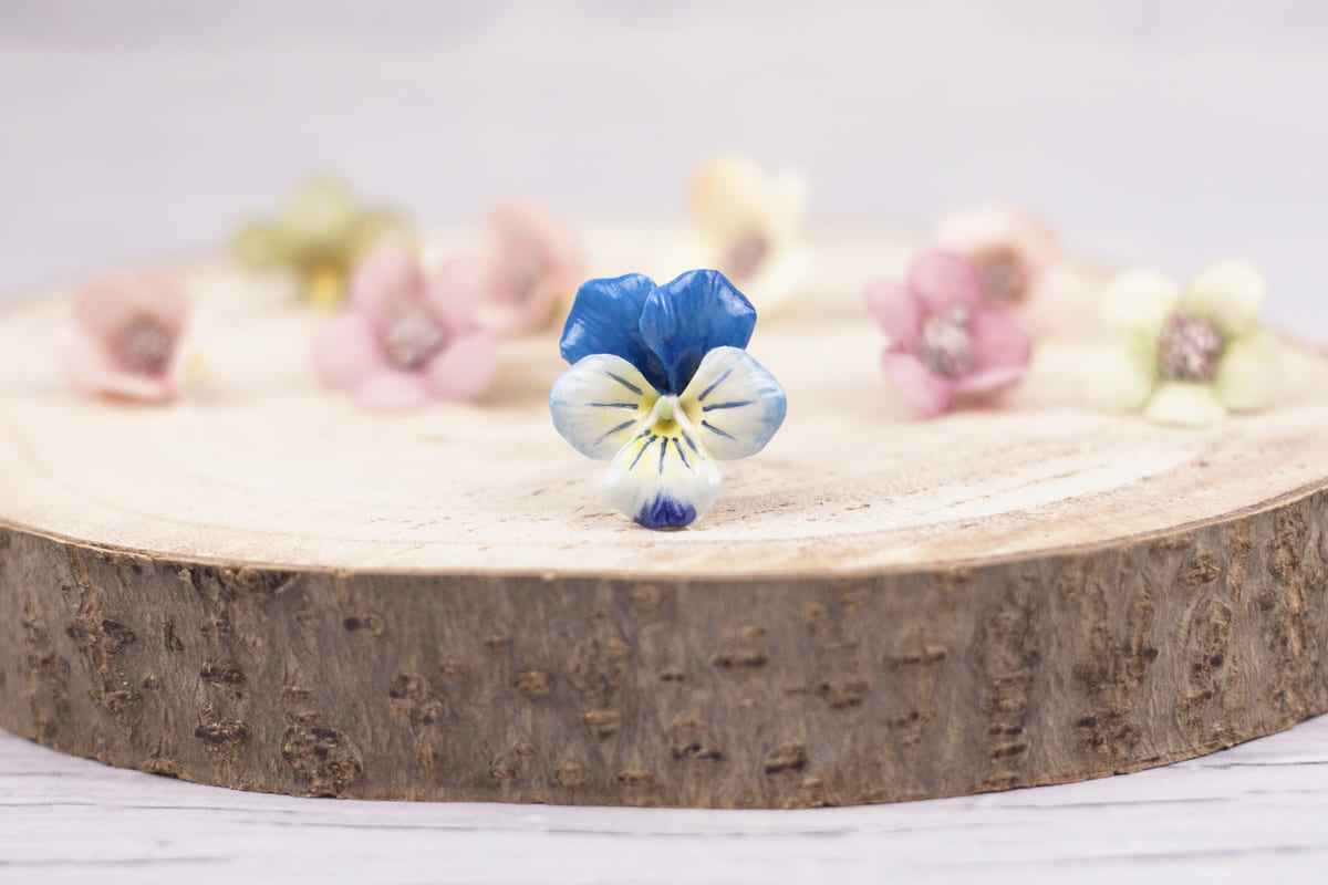 Anello con viola del pensiero azzurra