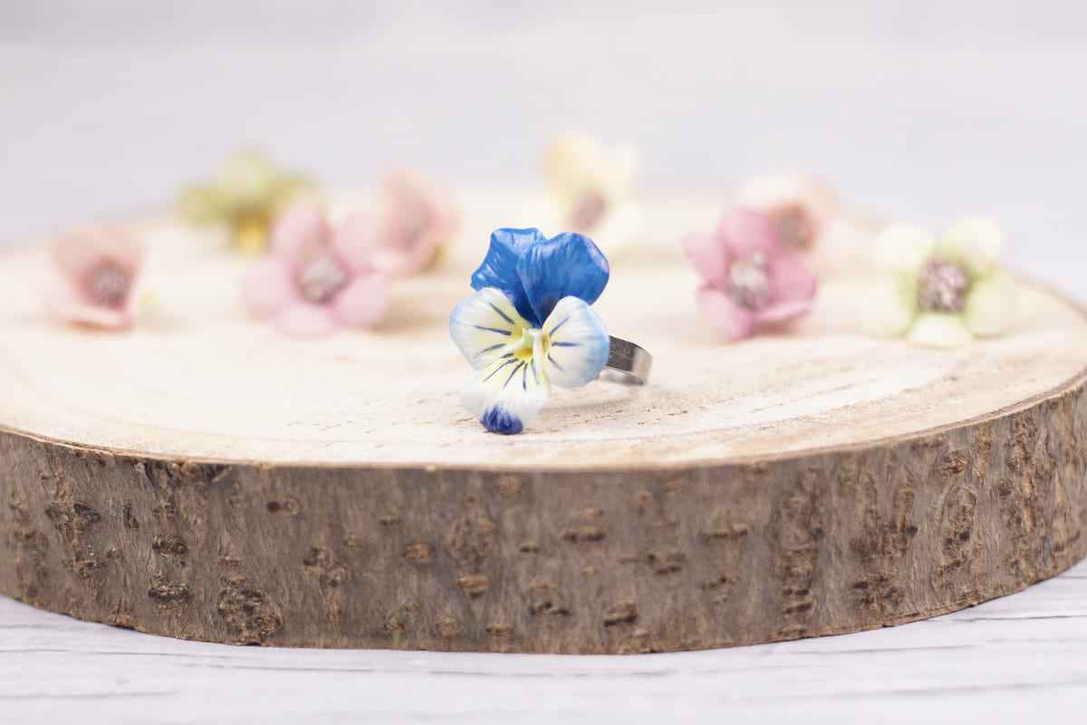 Anello con viola del pensiero azzurra