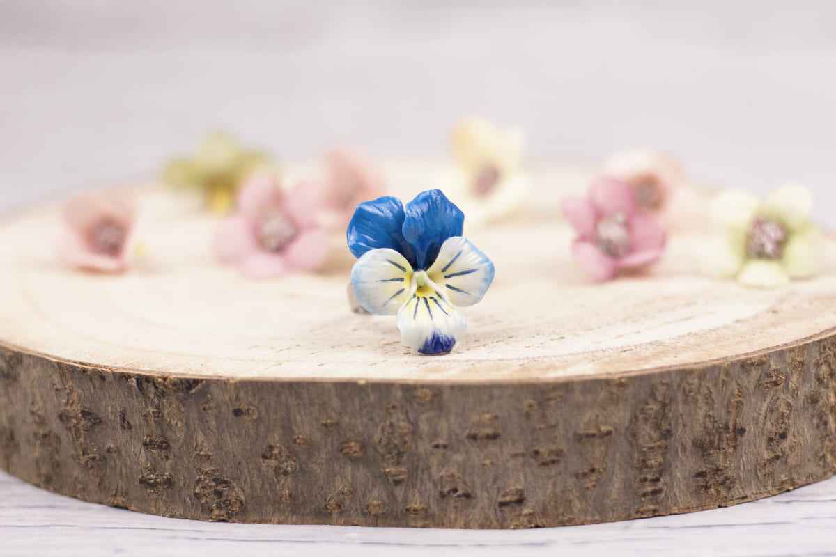 Anello con viola del pensiero azzurra