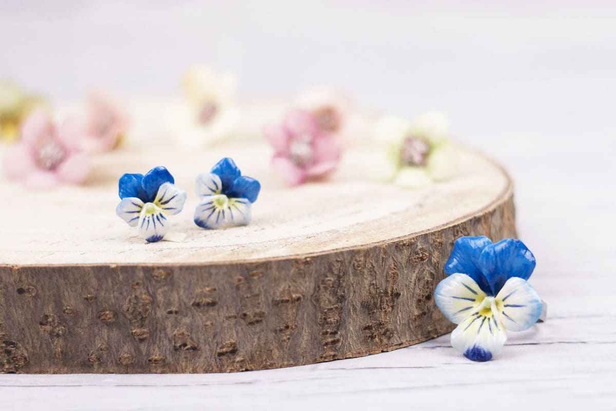 Orecchini a lobo con viole del pensiero azzurre