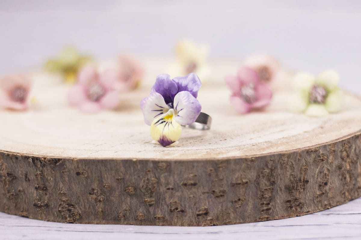 Anello con viola del pensiero lilla