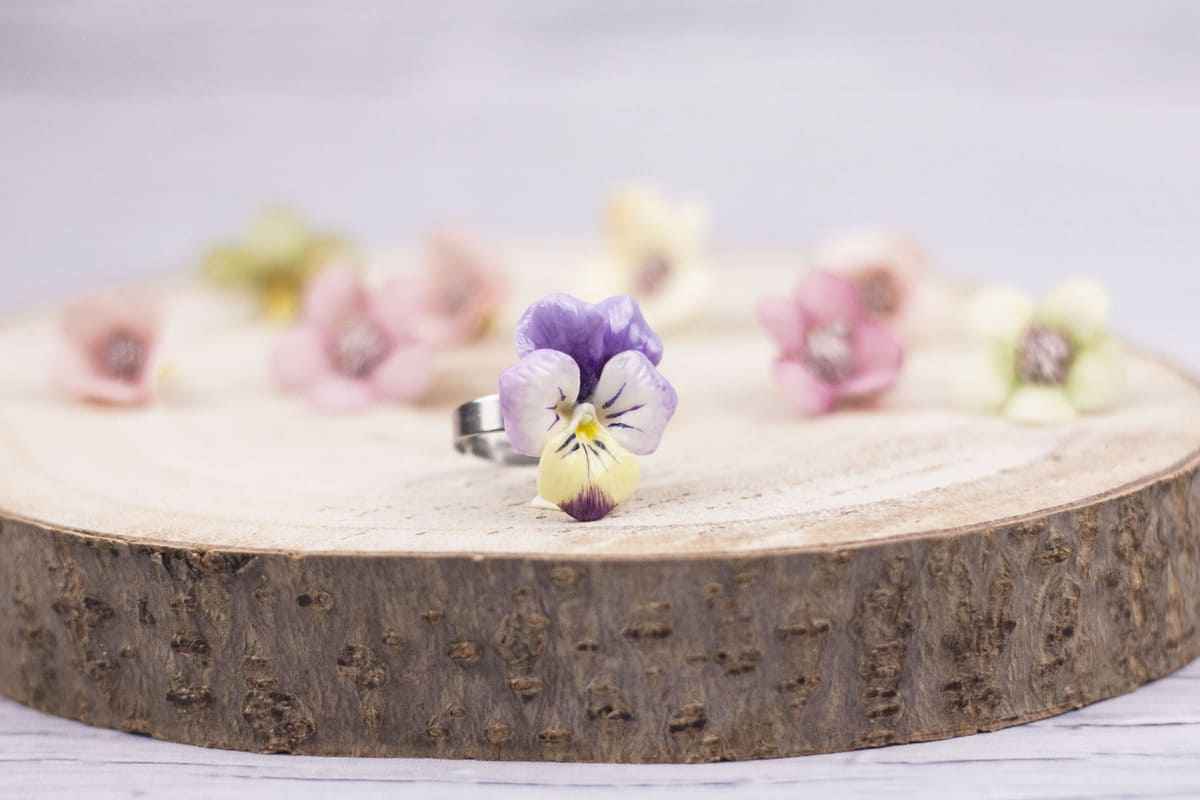 Anello con viola del pensiero lilla