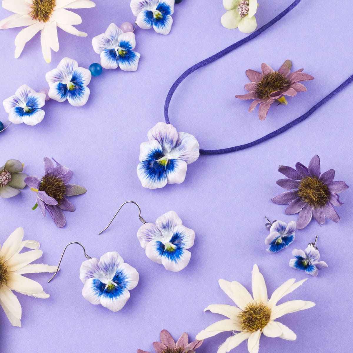 Orecchini a lobo con viole del pensiero viola